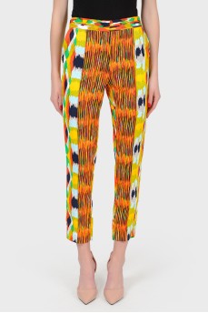 Shortened trousers in an abstract print with a tag