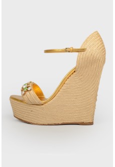 Sands with a closed heel on a wedge