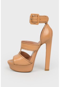 Leather sandals with a closed heel