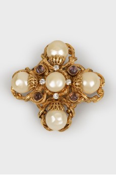 Brooch with curly pearls