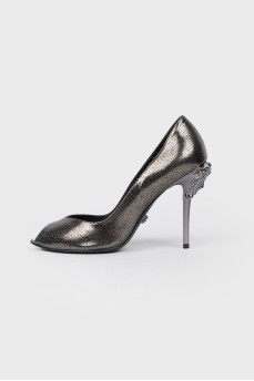 High -heeled shoes with a metal logo