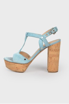 Sucking blue sandals with rivets