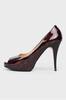 Patent leather pumps in leopard print