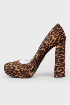 High -heeled leopard shoes
