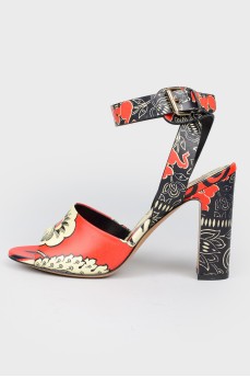 Leather leather sandals with an abstract print