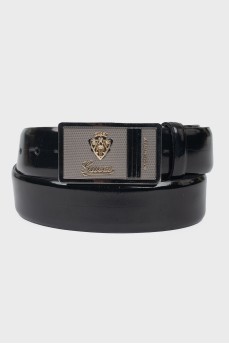 Lacquered belt with a dark buckle
