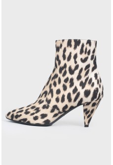 Singered boots in a leopard print