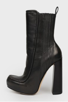 Heeled boots without fasteners