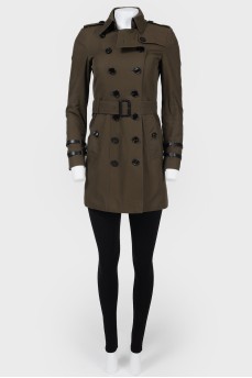 Double -breasted trench coat with a belt