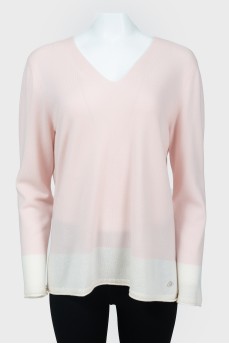 Cashmere sweater with V-cutting