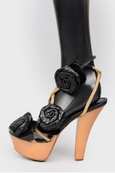 Sandals with leather flowers and rope