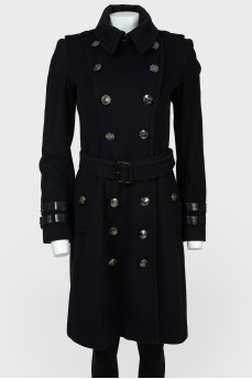 Double -breasted coat with metal buttons