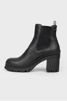 Chelsea boots with a logo application