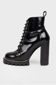 High -heeled boots