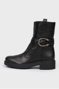 Black boots with Dionysus strap
