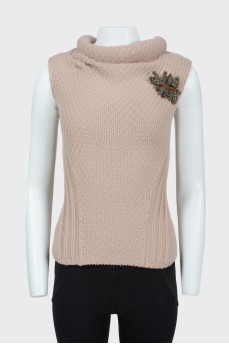 Beige knitted vest with brooch