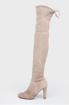 Sucking beige heeled boots with a narrow shaft
