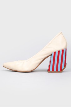 Leather beige shoes with a colored geometric heel in strip