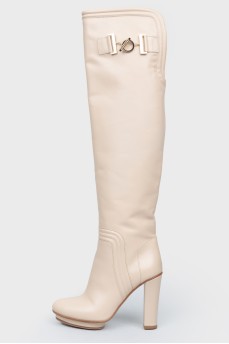Lighting beige boots with heeled zipper