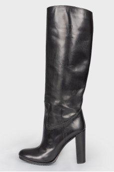 Black leather heeled boots with a wide boot