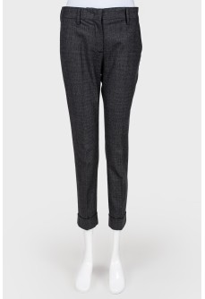 Shortened plaid trousers