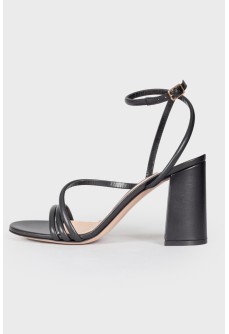Solid heeled sandals with a tag