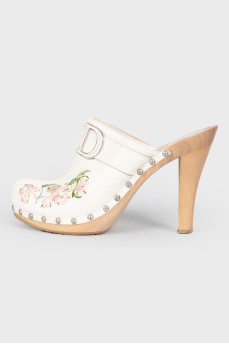 Leather embroidered toe sandals
