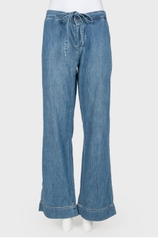 Loose cut jeans with belt