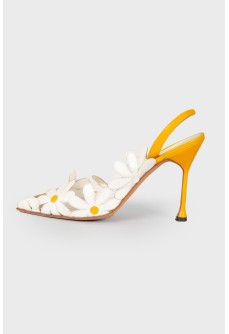 Shoes with chamomile