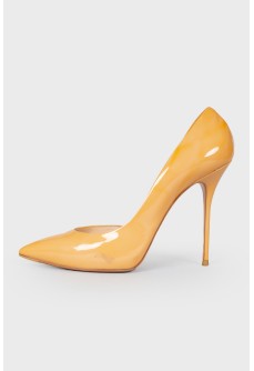 Beige patent shoes d\'Orsay
