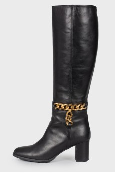 Leather boots with golden chain