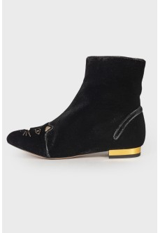 Velvet boots with a patch on the toe