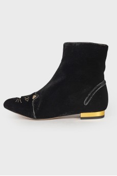 Velvet boots with a patch on the toe