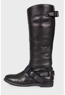 Low-heeled boots with belt buckle