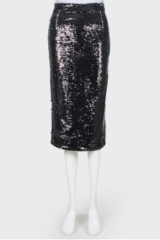 A fitting skirt in sequins