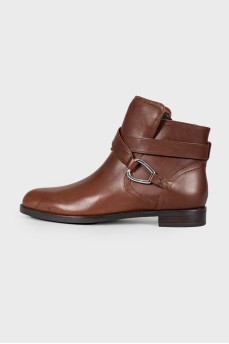 Low-heeled leather boots with tag