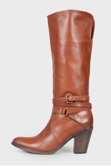 Leather boots with strap