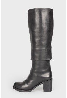Low-heeled leather boots