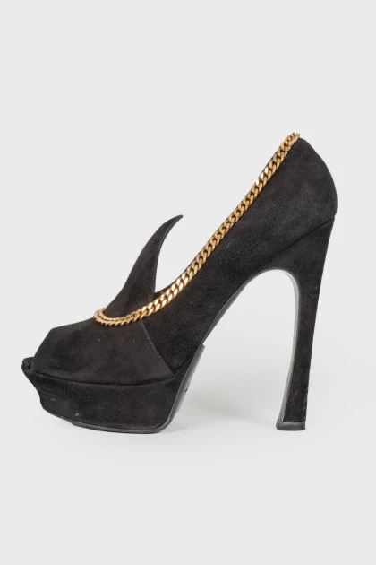 Suede heels with golden chain