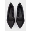 Figure heel shoes