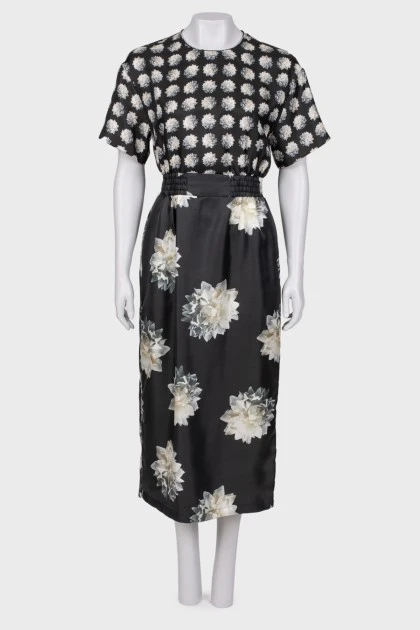 Midi dress in a flower print of chrysanthemum