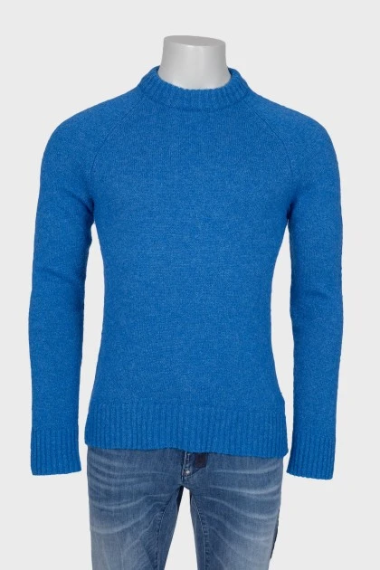 An elongated blue jumper
