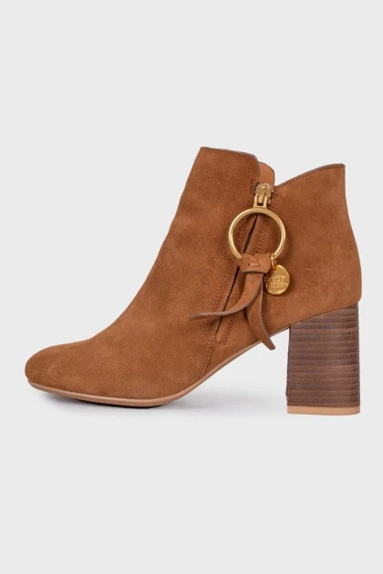 Suede boots with a gold ring