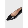 Pointed-toe lacquer flats