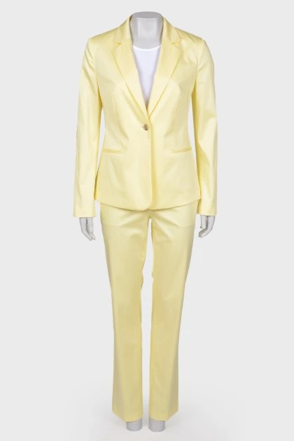 Light yellow suit