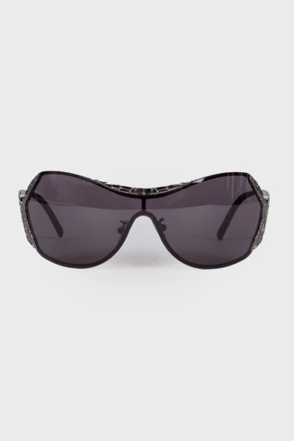 Sunglasses with embossed metal