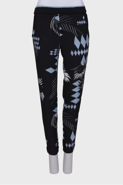 Printed trousers with tag