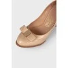 Beige leather pumps with bow
