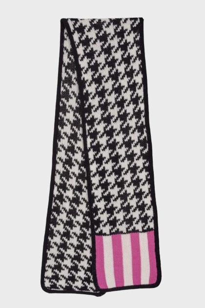 Scarf with houndstooth print