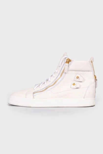 Men's sneakers with gold-tone hardware